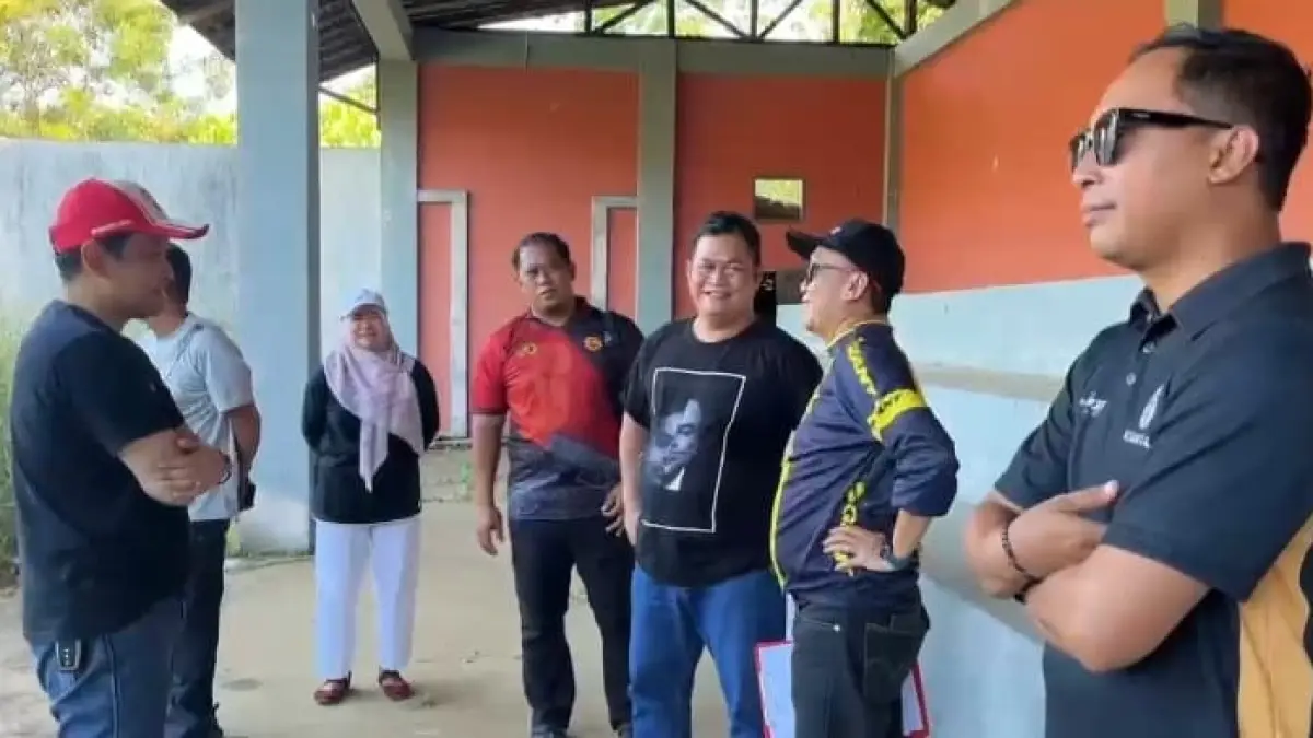 PENINJAUAN: Peninjauan lapangan tembak Indoor dan Outdoor Perbakin Kubar bersama KONI Kubar.