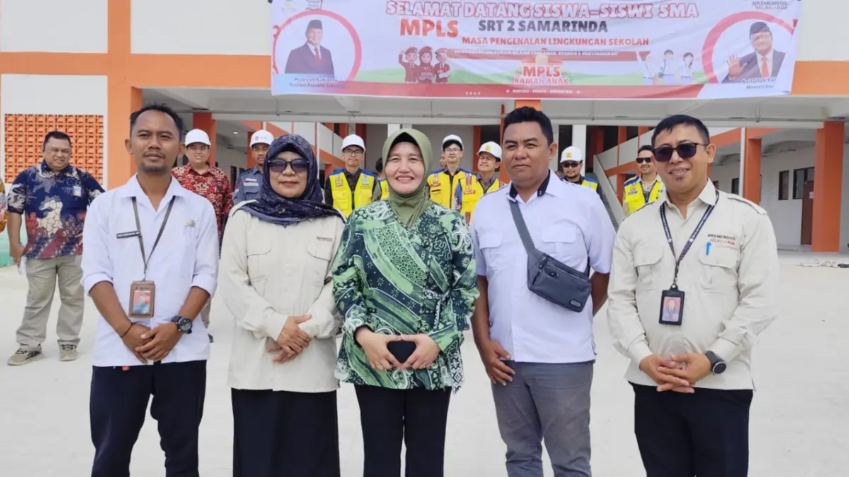 PENJELASAN: Rabiatul Adawiyah (kedua kiri) dan Kepala SRT 2 Samarinda jenjang SD Pahrijal (kanan) bersama Sekda Samarinda (tengah) Neneng Chamelia Shanti disela kunjungan pembukaan MPLS SRT 2 Samarinda, Jumat (31/7).