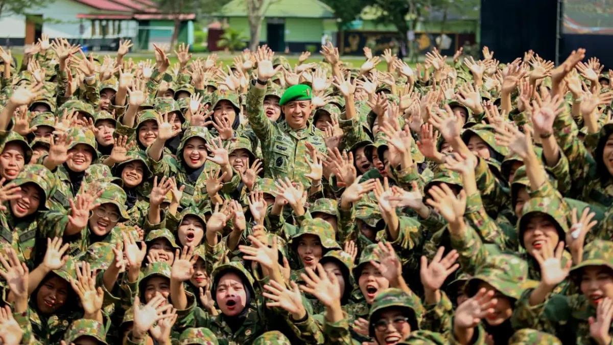 PENUTUPAN: Pangdam VI/Mulawarman Mayjen TNI Krido Pramono bersama ratusan peserta usai penutupan Diklat SPPI Balikpapan, Jumat (31/7/2026). (PENDAM VI/MULAWARMAN)
