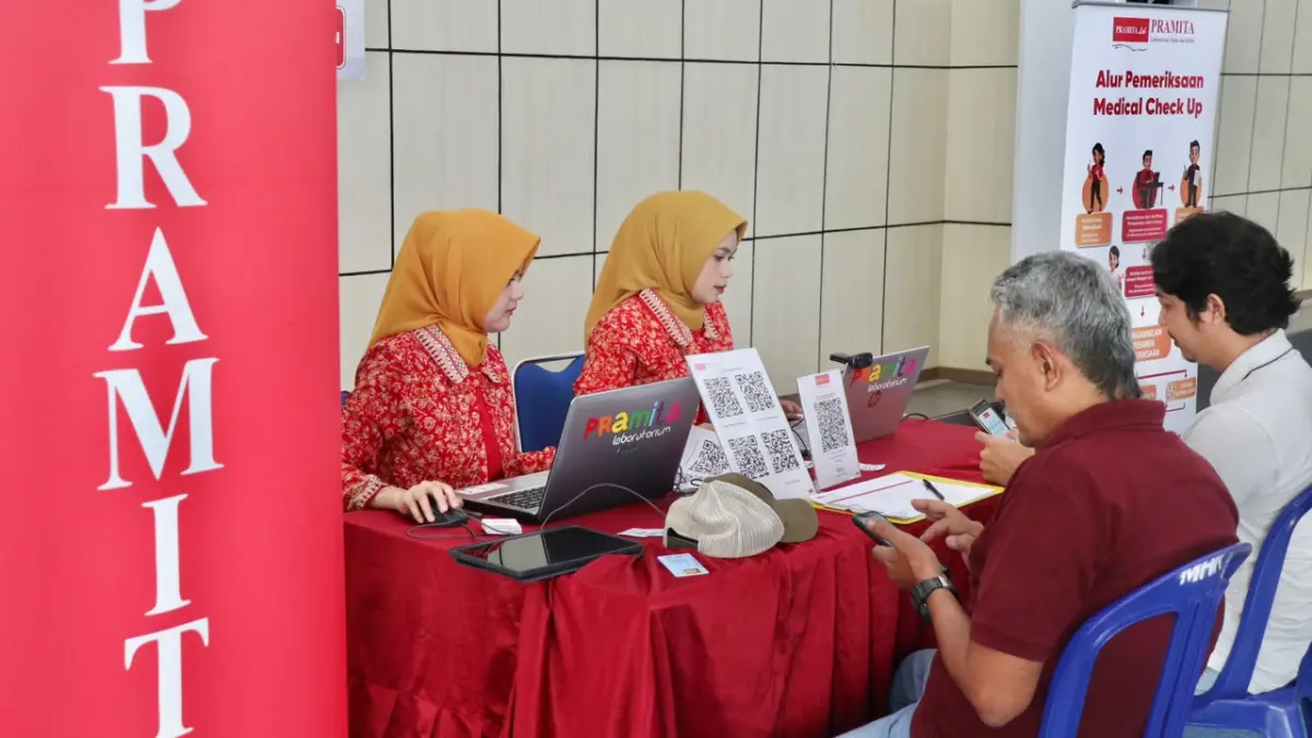 Peserta lainnya antre medical check up.