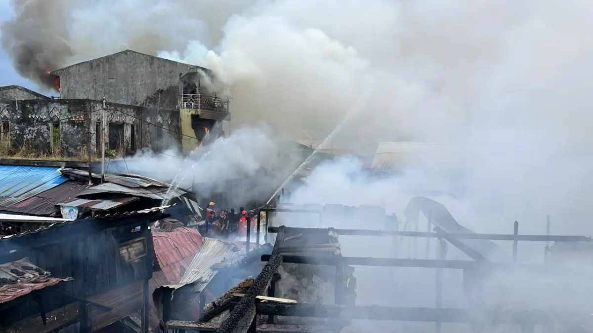 Petugas berjibaku memadamkan api yang melanda Pasar Sepinggan, Jumat (31/7/2026). (Foto: Anggi/Kaltim Post)