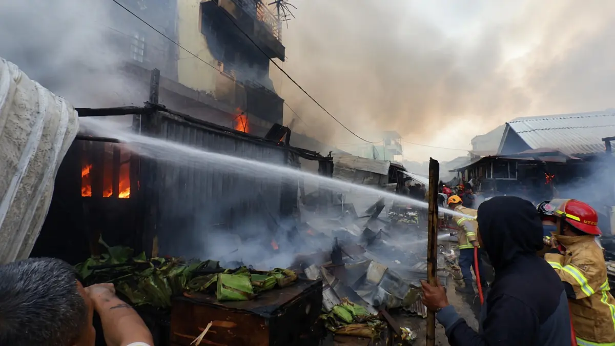 Petugas gabungan berjibaku memadamkan api yang melanda Pasar Sepinggan, Balikpapan, Jumat (31/7) pagi. (ANGGI PRADITHA/KALTIM POST)