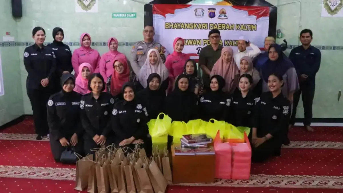 SALURKAN: Polwan dan Bhayangkari Daerah Kaltim salurkan Alquran di masjid sebagai wujud peduli pembelajaran.