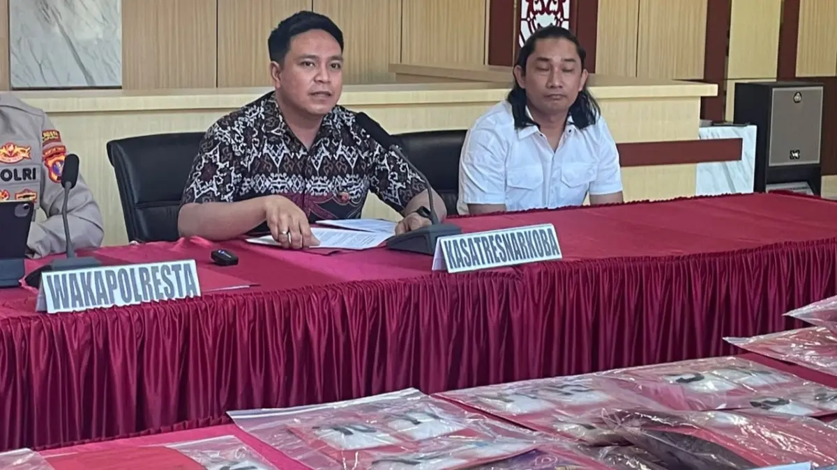UNGKAP KASUS: Kasat Resnarkoba Polresta Balikpapan AKP Firman Ernanto memberikan keterangan kepada awak media terkait pengungkapan kasus peredaran sabu seberat 1 kilo yang melibatkan dua tersangka perempuan, Jumat (31/7). (TAUFIK/KP)