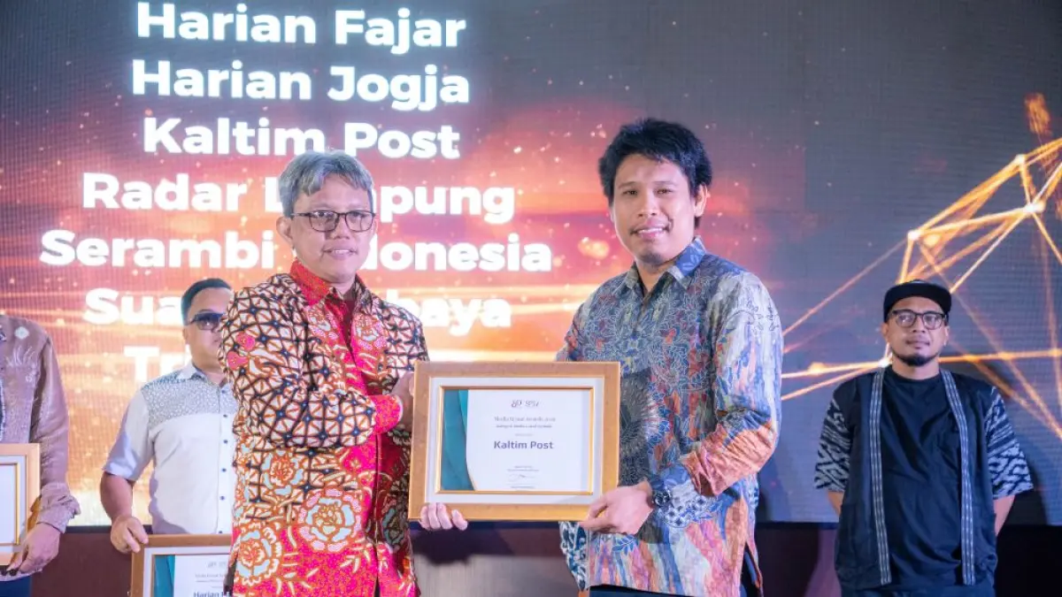 PENGHARGAAN MEDIA LOKAL TERBAIK: Sekretaris Jenderal Serikat Perusahaan Pers (SPS) Indonesia Asmono Wikan (kiri) menyerahkan piagam penghargaan Media Brand Awards 2026 kategori Media Lokal Terbaik kepada Kaltim Post yang diterima Redaktur Pelaksana Kaltim Post Muhammad Rizki, dalam acara yang digelar di Gedung Dewan Pers, Jakarta, Jumat (31/7). 