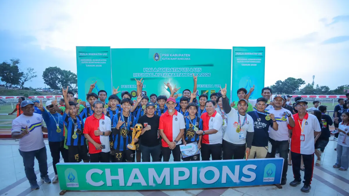 KAMPIUN: PS Pemuda berhasil meraih gelar juara setelah mengalahkan GMK dengan skor 2-1 di Final Piala Soeratin U-15 Regional Kukar.&nbsp;