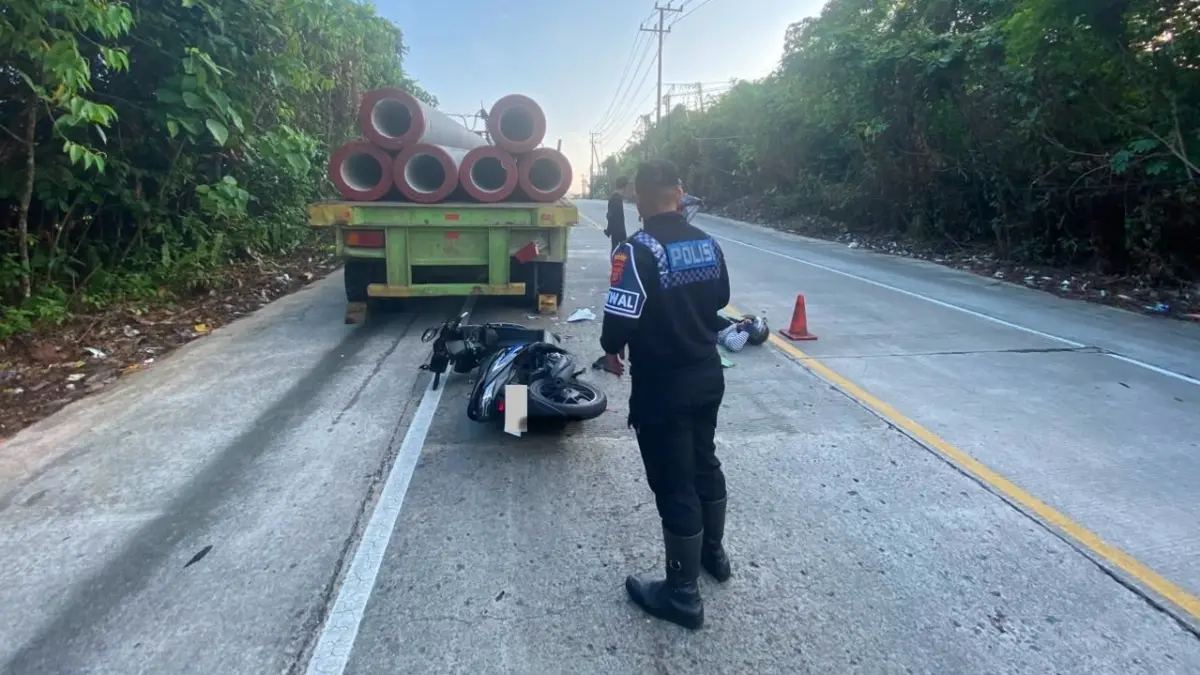 KECELAKAAN: Lokasi kecelakaan di Jalan Poros Sangatta–Bontang Kilometer 24, Sangatta Selatan, Sabtu (1/8). Seorang pengendara sepeda motor meninggal dunia setelah menabrak truk yang mogok di badan jalan. IST/KP