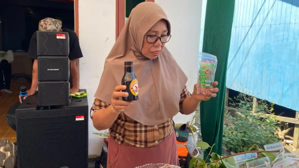 Nurhalia memamerkan produk hasil olahan timnya yang sudah dikirim ke luar daerah. (FOTO AINUR/KP)