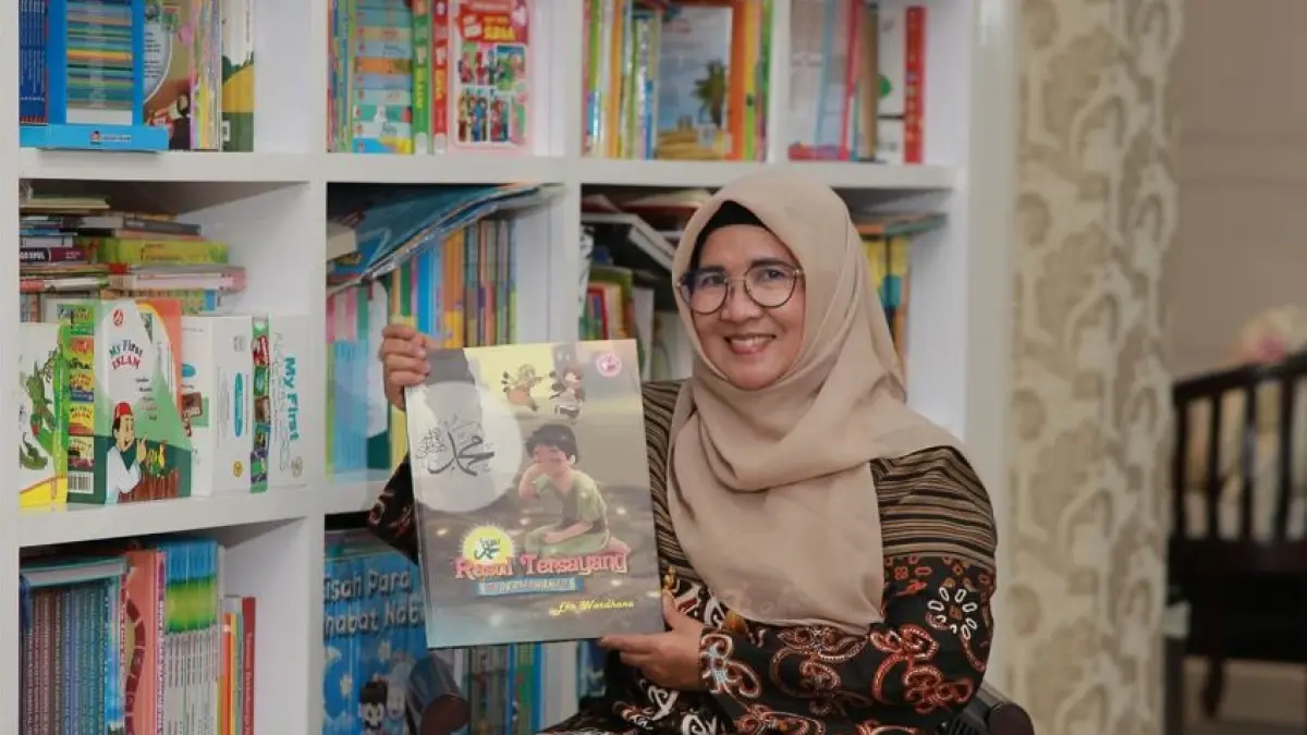 PANTANG BERPUAS DIRI: Meski sudah menjadi legislator, Lim mengaku terus belajar dan mengajar.