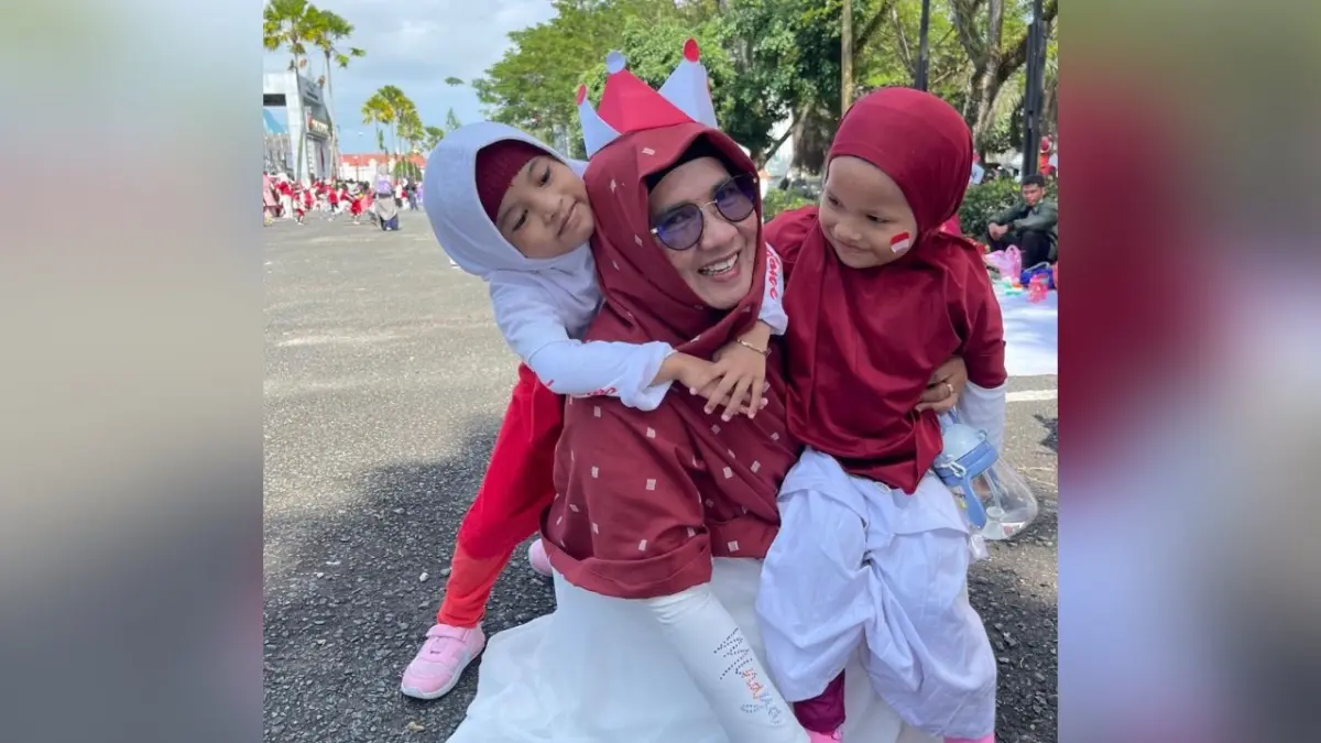 PANUTAN: Iim bercengkrama dengan peserta didik saat mengajar di PAUD Qurrota A’yun Balikpapan Tengah.