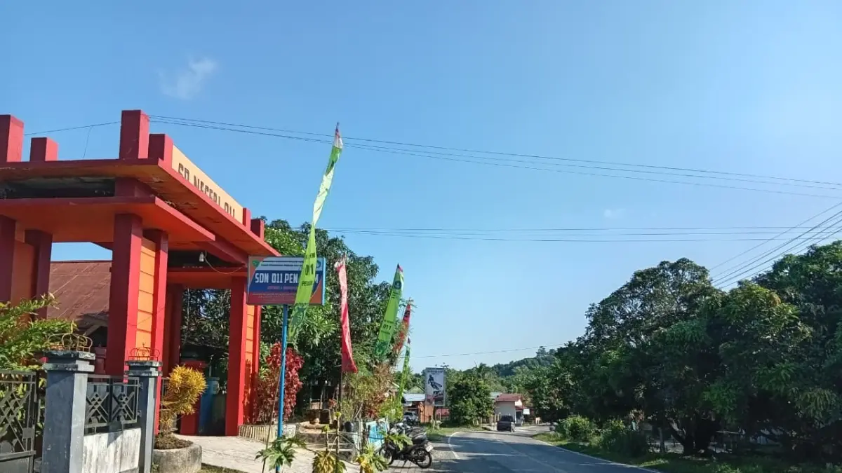 RAWAN: Letak SD 011 Penajam, Penajam Paser Utara ini rawan lakalantas dan menimbulkan keresahan orangtua murid atas keselamatan anak didik, terlebih tidak lagi punya tenaga pengamanan  di jalan raya.(ari arief/kp)