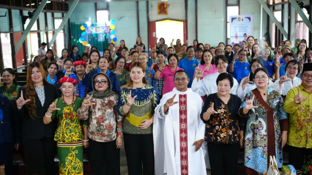 SEMANGAT: Ketua DPRD Mahulu Devung Paran (empat kiri) abadikan momen bersama umat Katolik dan anggota WKRI usai ibadah misa di Paroki Santo Petrus Ujoh Bilang, Jumat (31/7). (JODY KRISTIANTO/KP)