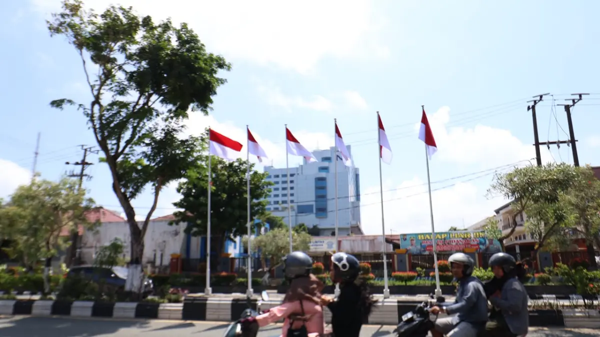 


SEMARAKKAN HUT KE-81 RI: Suasana kawasan pusat Kota Balikpapan yang mulai dihiasi ornamen merah putih. Wali Kota Balikpapan Rahmad Mas’ud menerbitkan Surat Edaran (SE) yang mengimbau seluruh warga, pemilik ruko, dan instansi untuk mengibarkan bendera Merah Putih secara serentak mulai 1–31 Agustus 2026 serta merawat kebersihan lingkungan. (FOTO: ANGGI PRADITHA/KP)