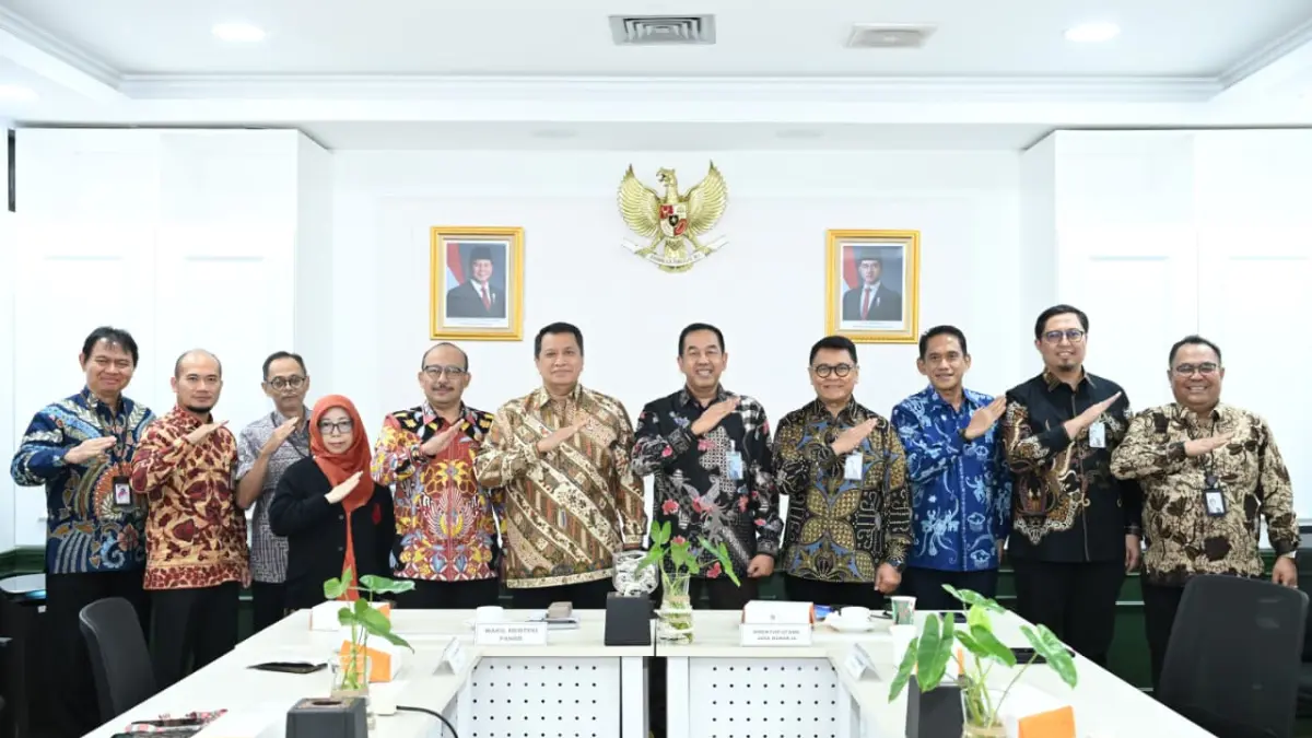 SINERGI: Direktur Utama PT Jasa Raharja Muhammad Awaluddin bertemu Wakil Menteri PANRB Purwadi Arianto (kiri) saat audiensi di Jakarta, Kamis (30/7/2026). Pertemuan ini membahas strategi penguatan kepatuhan pembayaran Pajak Kendaraan Bermotor (PKB) dan SWDKLLJ di lingkungan ASN, keluarga ASN, serta kendaraan dinas pemerintah. IST/KP