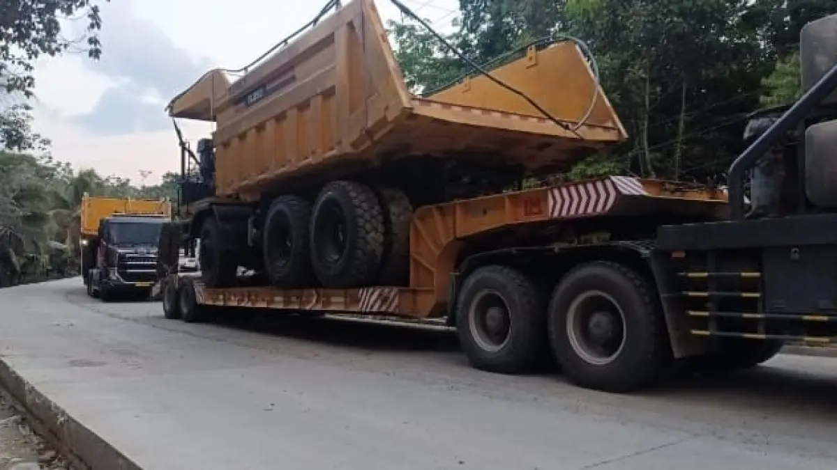 Side Dump Trailer (SDT) roda 26 melintas di ruas Jalan Trans Kalimantan. Mobilisasi angkutan bertonase besar ini mendapat sorotan dari masyarakat dan BBPJN Kalimantan Timur karena dikhawatirkan mempercepat kerusakan jalan serta membahayakan keselamatan pengguna jalan. 