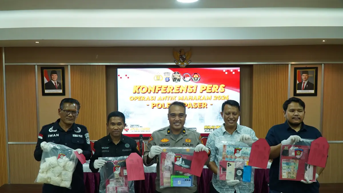 BARANG BUKTI: Wakapolres Paser Kompol Hendro Wibowo (tengah) saat memimpin konferensi pers pengungkapan Operasi Antik Mahakam 2026 di Ruang Rupatama Polres Paser, Tanah Grogot, Jumat (31/7/2026). (NAJIB/KP)