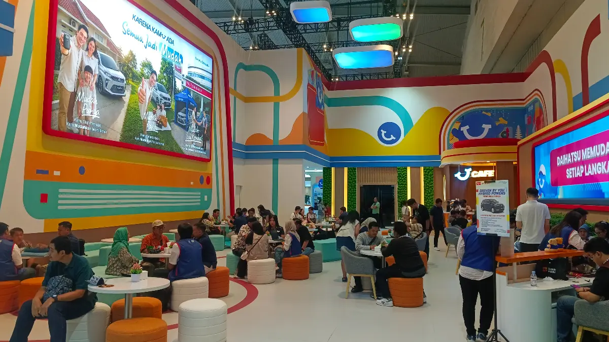 Booth Daihatsu di GIIAS 2026 menghadirkan beragam promo pembelian mobil, fasilitas test drive Rocky Hybrid, serta program trade-in dan pembiayaan khusus bagi pengunjung. (Foto: Istimewa)