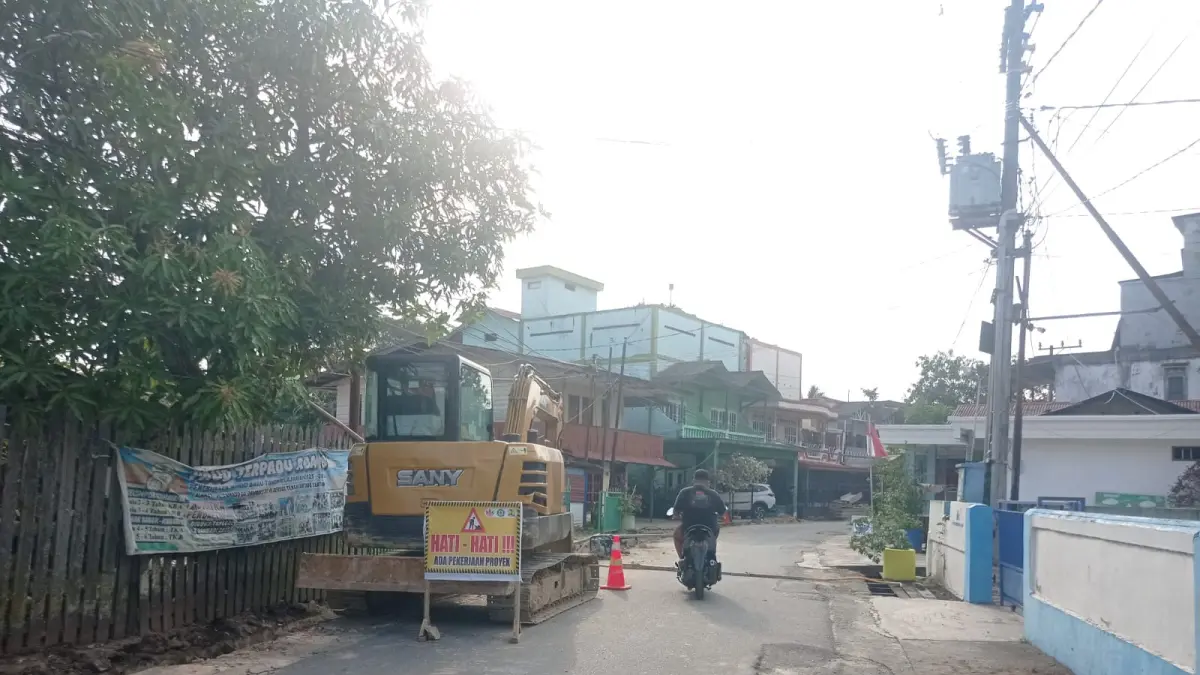 DIGALI: Saluran drainase di Jalan Zamrut, Berebas Tengah saat ini masih dikerjakan oleh kontraktor. FOTO: ADIEL KUNDHARA/KP


