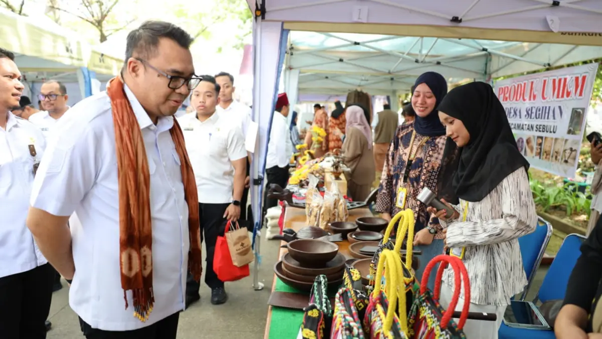 EKONOMI RAKYAT: Bupati saat memantau sejumlah hasil karya UMKM. (IST)

&nbsp;

&nbsp;