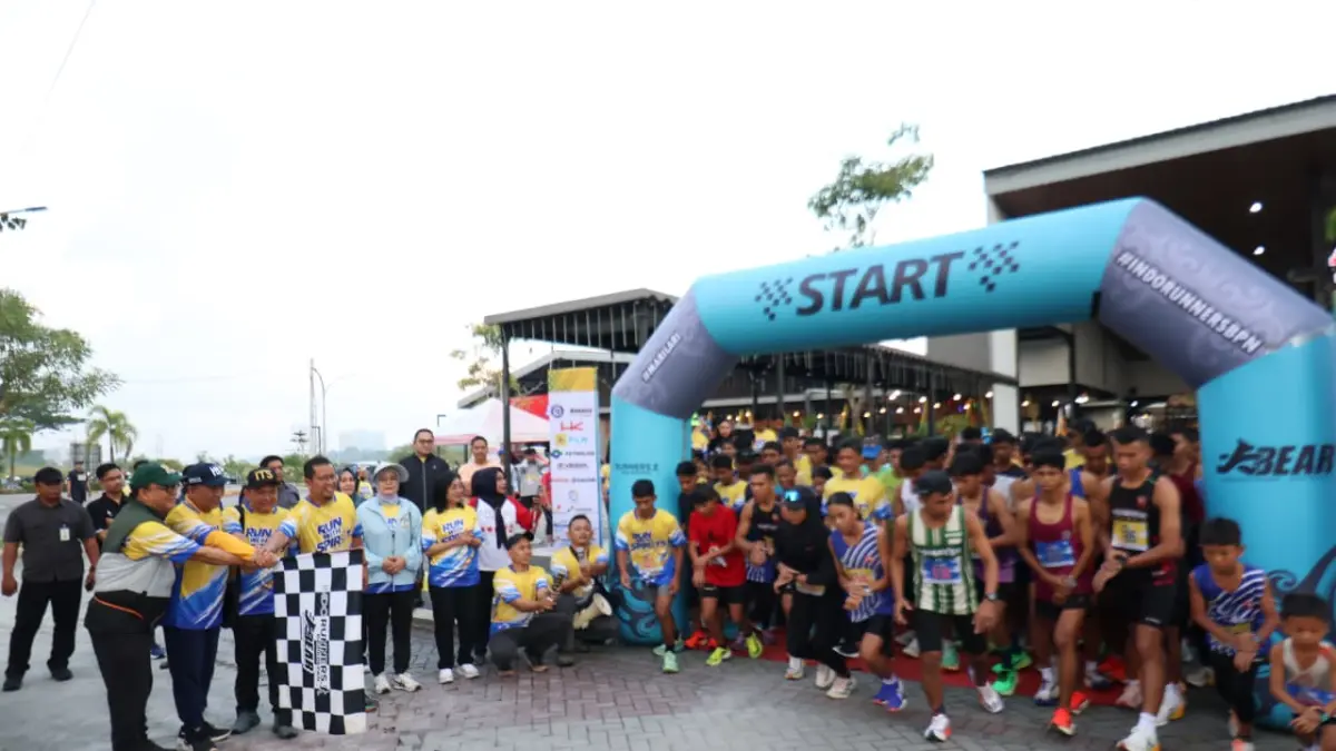 FUN RUN: Ratusan pelari ambil bagian dalam Fun Run garapan IKA ITS Balikpapan. ANGGI PRADITHA/KP