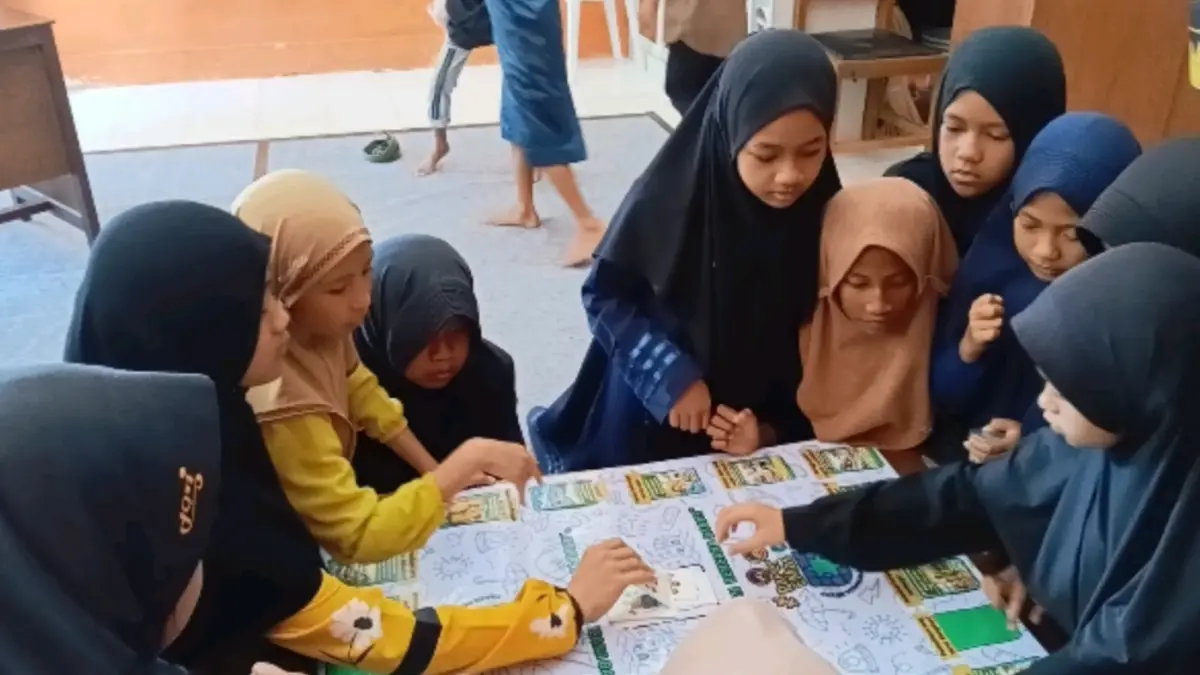 INOVASI EDUKASI KEPENDUDUKAN: Media permainan edukatif Paper Emas (Papan Edukasi Masyarakat) dirancang tim guru untuk mempermudah pemahaman isu kependudukan, pencegahan stunting, serta kekerasan anak melalui metode bermain yang interaktif.