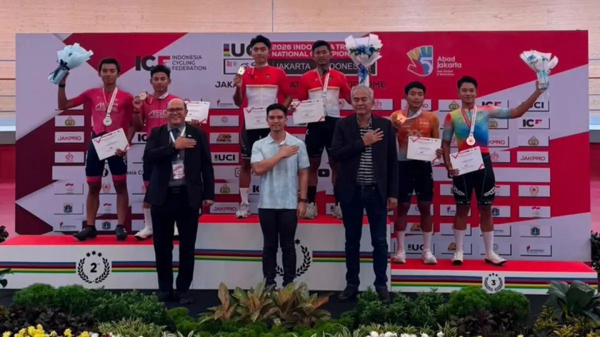 NAIK PODIUM: Dua atlet sepeda Kabupaten Paser meraih medali di ajang Indonesian Track National Championship 2026 di Jakarta, Minggu (2/8/2026). 