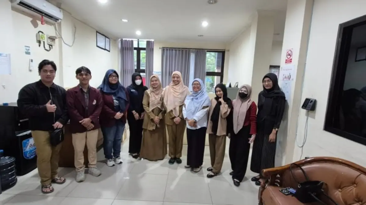 PENDAMPINGAN: Didampingi Dosen Pembina Lapangan Wahyu Nur Alimyaningtias, tampak mahasiswa KKN Universitas Mulia telah turun di berbagai lokasi, salah satunya di Kelurahan Baru Ilir, Kecamatan Balikpapan Barat.

&nbsp;
