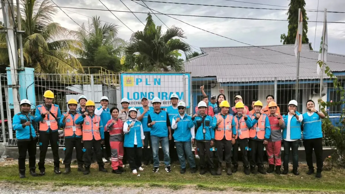 PERAYAAN: Pastikan keandilan listrik menjelang perayaan HUT RI, manajemen PLN UBP Mahakam dan PLN Nusa Daya terjun ke lokasi ke PLTD di Long Iram.