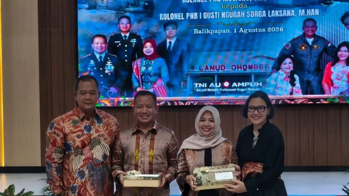 PISAH SAMBUT : Lanud Dhomber Balikpapan gelar acara pisah sambut, Kolonel Pnb I Gusti Ngurah Sorga Laksana (kiri) resmi menjabat. (OKTAVIA MEGARIA/KP)