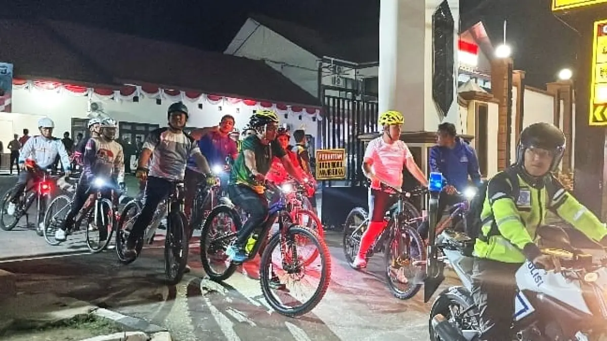 Puluhan peserta mengikuti kegiatan Sendawar Saturday Night Ride yang digelar Satuan Intelkam Polres Kutai Barat di Sendawar, Sabtu (1/8/2026).