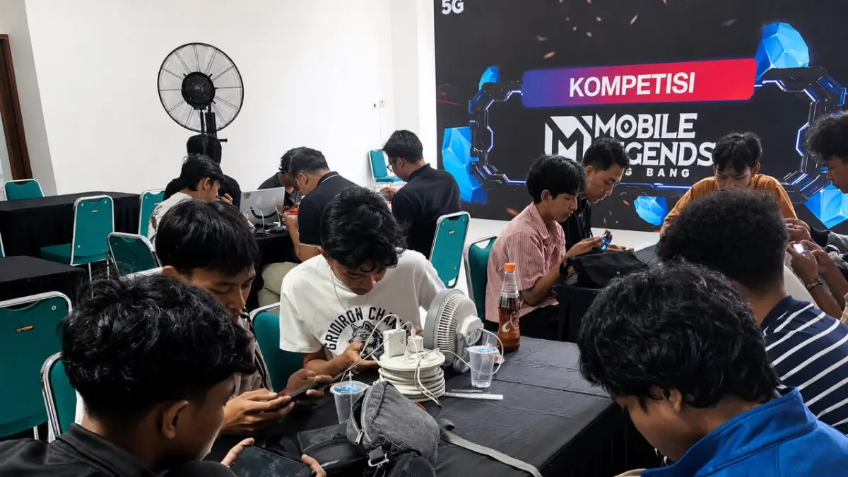 Puluhan tim mengikuti turnamen Mobile Legends: Bang Bang (MLBB) dalam rangkaian Indosat 5G Fest di Kantor Indosat Balikpapan, Sabtu (1/8). (NURON/KALTIM POST)