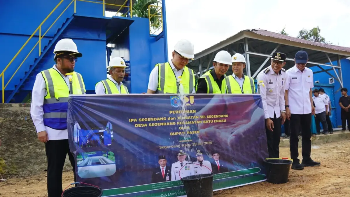 RESMI BEROPERASI: Bupati Paser dr Fahmi Fadli saat meresmikan Instalasi Pengolahan Air (IPA) di Desa Segendang, Kecamatan Batu Engau, Paser. I