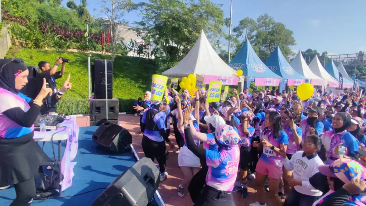 SEHAT: Ratusan pehobi lari di Samarinda memadati lapangan parkir Hotel Puri Senyiur Samarinda dalam perhelatan Sisterhood Run 2026, Minggu (2/8). (DENNY SAPUTRA/KP)