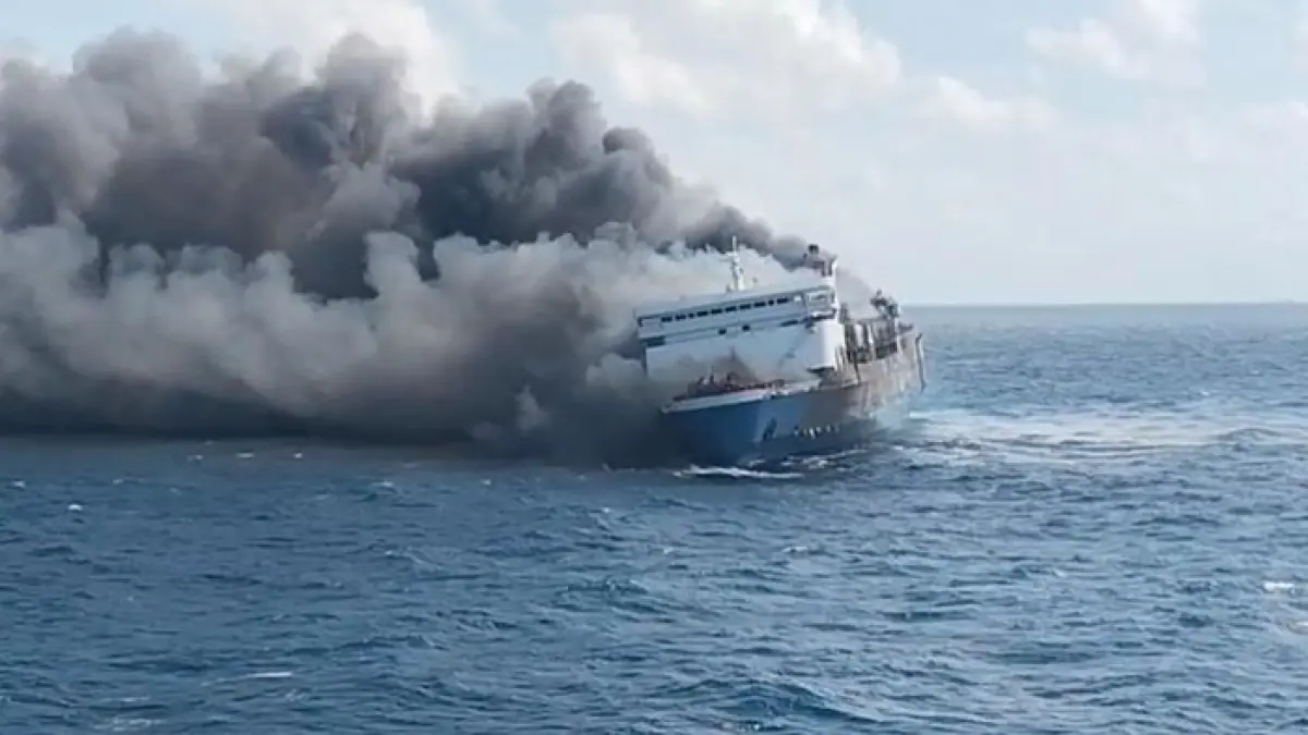 TERBAKAR: Detik-detik M Mutiara Sentosa 2 terbakar di perairan Madura.(IST)