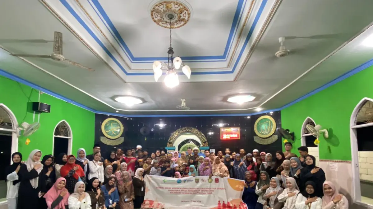 EDUKASI: Tim dosen dan mahasiswa Poltekkes Kemenkes Kaltim memberikan edukasi kepada remaja di RT 17 Dusun Majenang, Kelurahan Makroman, Kecamatan Sambutan, mengenai dampak negatif gim online melalui kegiatan pengabdian kepada masyarakat (PKM). (AKBAR/KP)