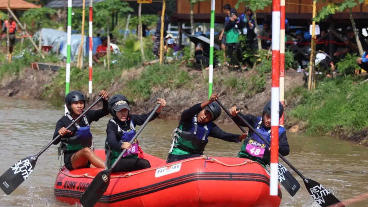 Atlet arung jeram berpacu dalam Open Tournament Arung Jeram Wali Kota Cup di Balikpapan. Ajang ini menjadi salah satu wadah regenerasi atlet muda FAJI Kaltim. (ANGGI PRADITHA/KALTIM POST)