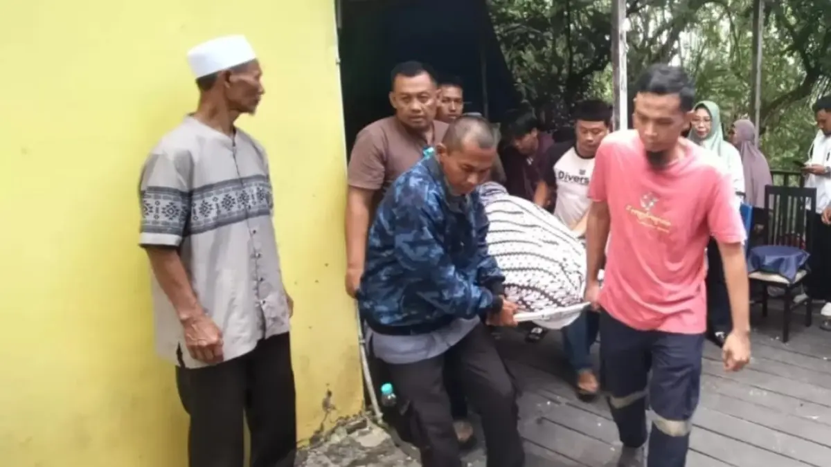 BERDUKA: Keluarga, kerabat dan tetangga melayat ke rumah duka korban kecelakaan ayah dan anak.