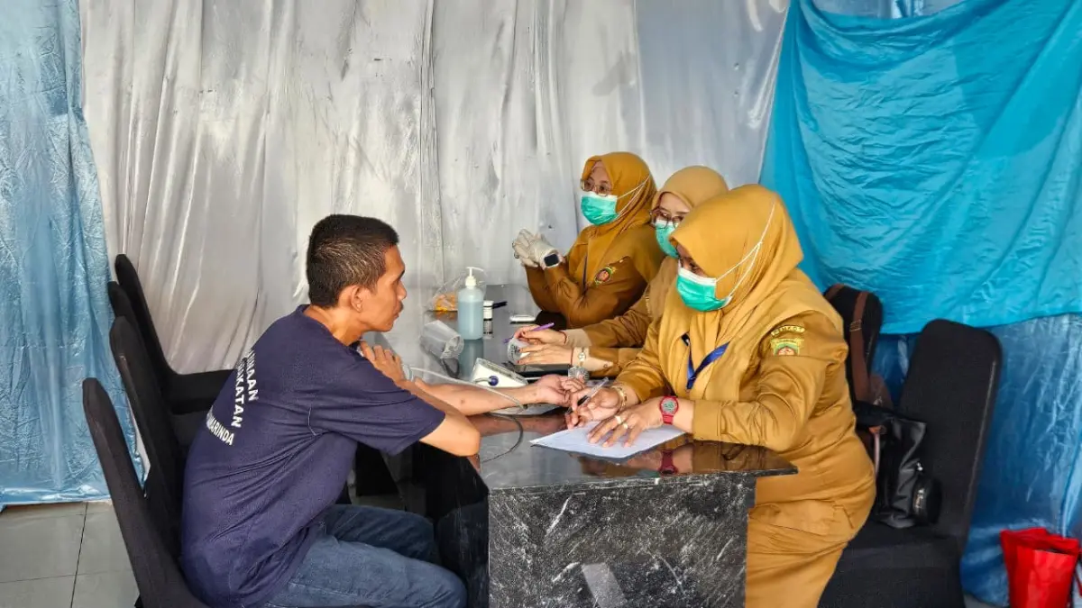 CKG: Petugas kesehatan memeriksa warga binaan saat pelaksanaan Cek Kesehatan Gratis di Rutan Kelas I Samarinda, Senin (3/8).&nbsp; (HAFIZ/KP)