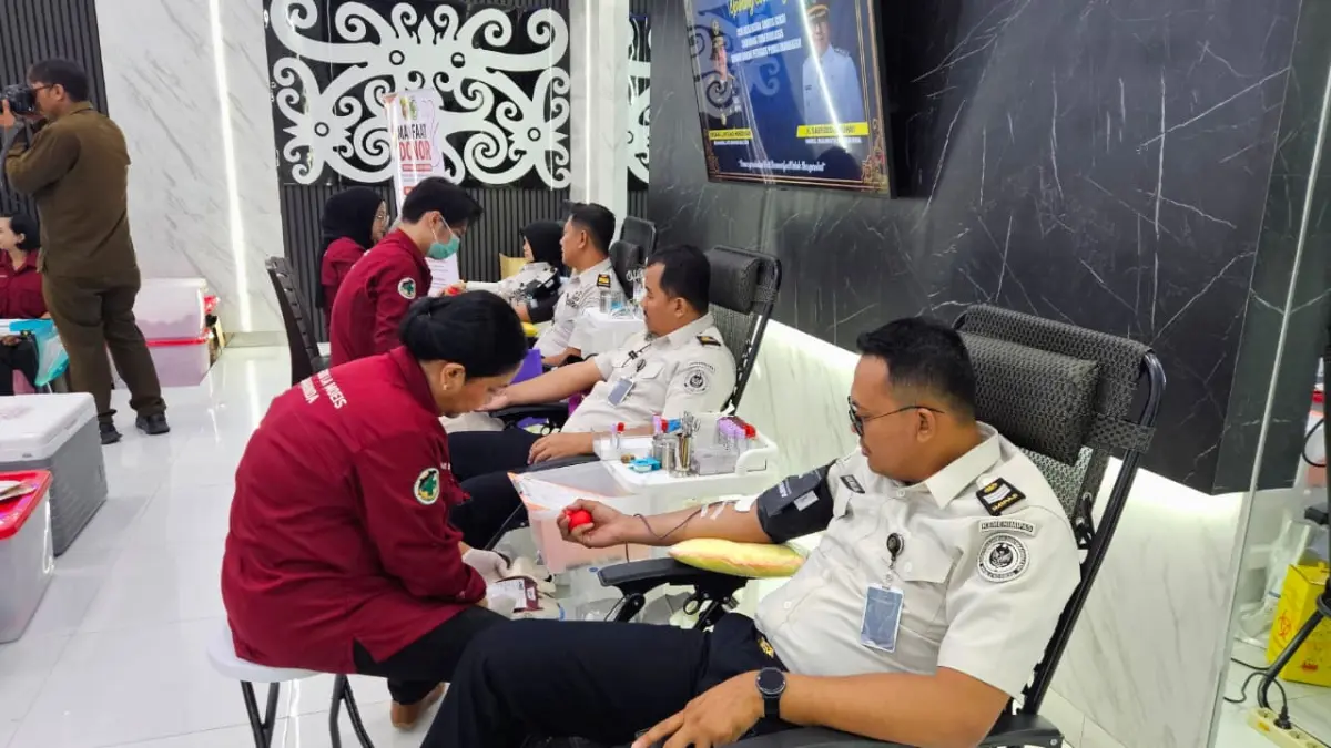 DONOR DARAH: Petugas pemasyarakatan mengikuti donor darah dalam rangkaian Cek Kesehatan Gratis CKG di Rutan Kelas I Samarinda, Senin (3/8).