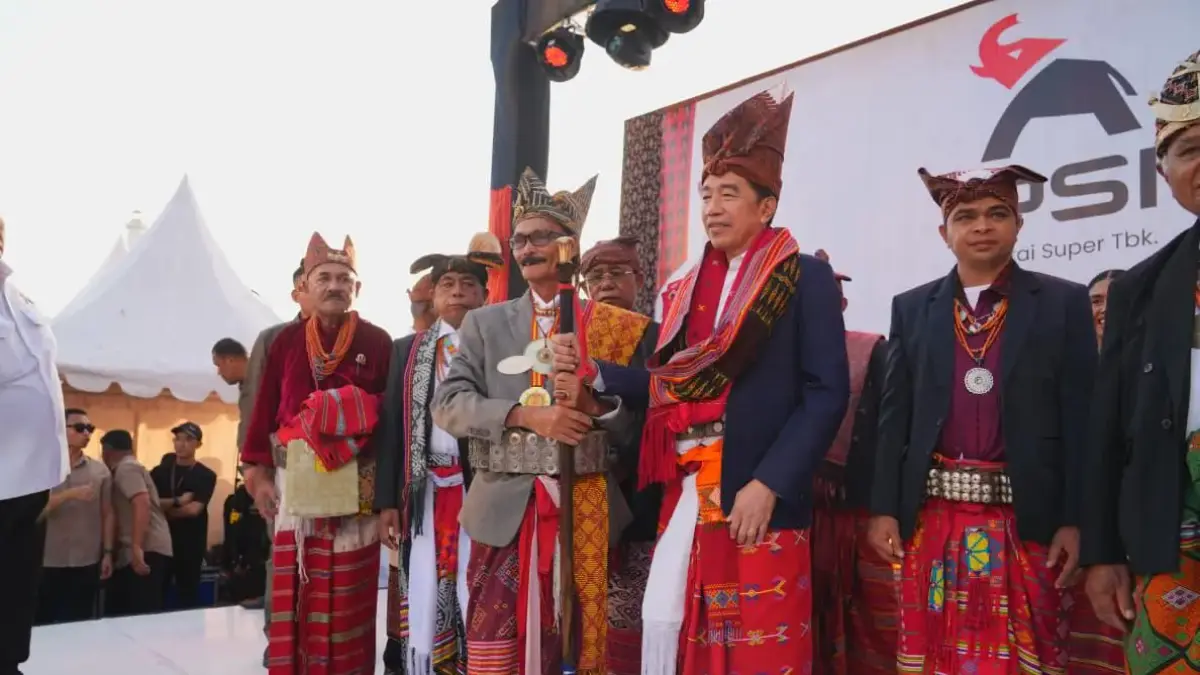 Jokowi terima gelar di Kupang.