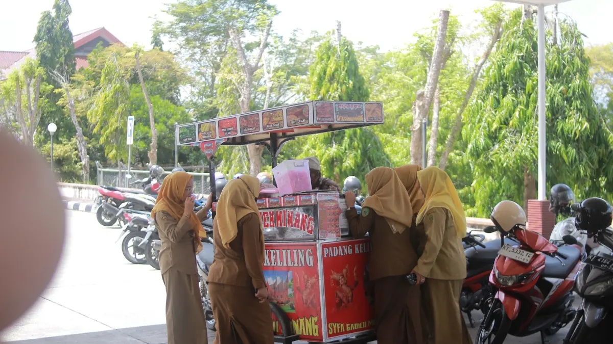 LARIS: Para ASN mengerumuni gerobak keliling nasi padang milik Jhonny yang mangkal di belakang Kantor Bupati PPU, Senin (3/8/2026). (FOTO AHMAD MAKI)