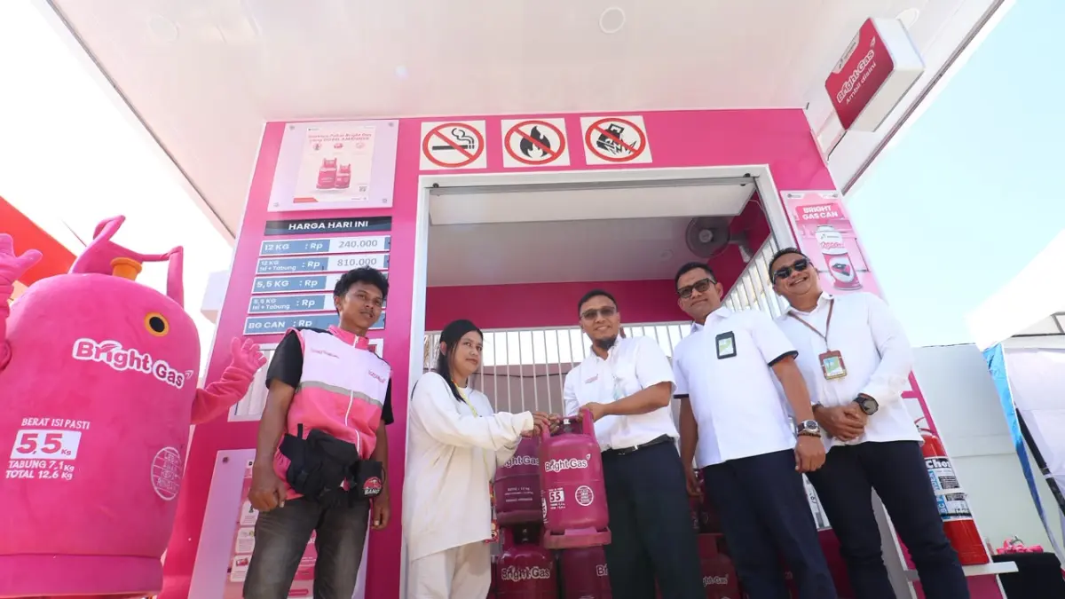 LEBIH MUDA: Outlet Bright Gas Drive-Thru bikin masyarakat makin mudah memperoleh produk Bright Gas. Lokasinya strategis, berada di kawasan dengan mobilitas masyarakat yang tinggi dan terintegrasi dengan fasilitas SPBU.

&nbsp;