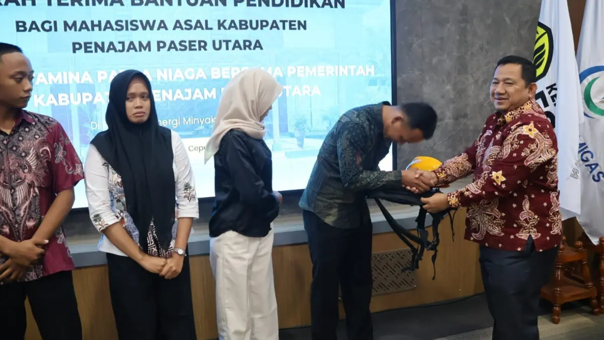 Mudyat Noor (kanan) bersama empat mahasiswa yang menerima beasiswa dari Pertamina.