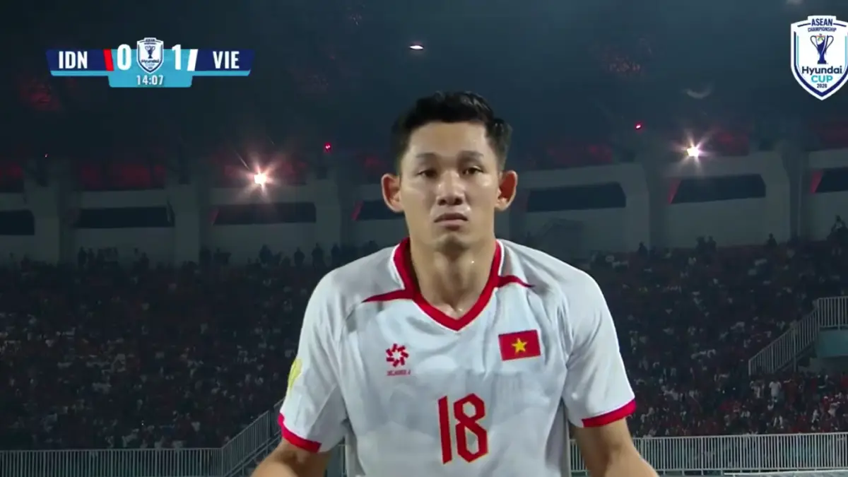Nguyen Vietnam usai membobol gawang Indonesia ke dua kalinya di menit ke-14.  
