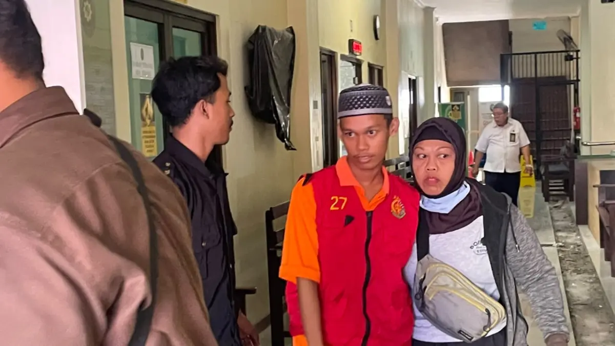 PASRAH: TY berjalan menuju ruang tahanan Pengadilan Negeri Balikpapan usai divonis satu tahun penjara dalam kasus pencurian gelang emas senilai Rp80 juta