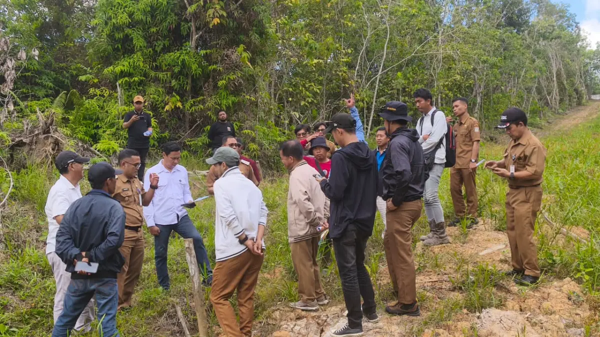 Peninjauan lapangan terkait pelaksanaan pengerjaan peremanaan pipa PDAM di KM 8 RT 68 Kelurahan Graha Indah. (LUPUS/KP)

&nbsp;