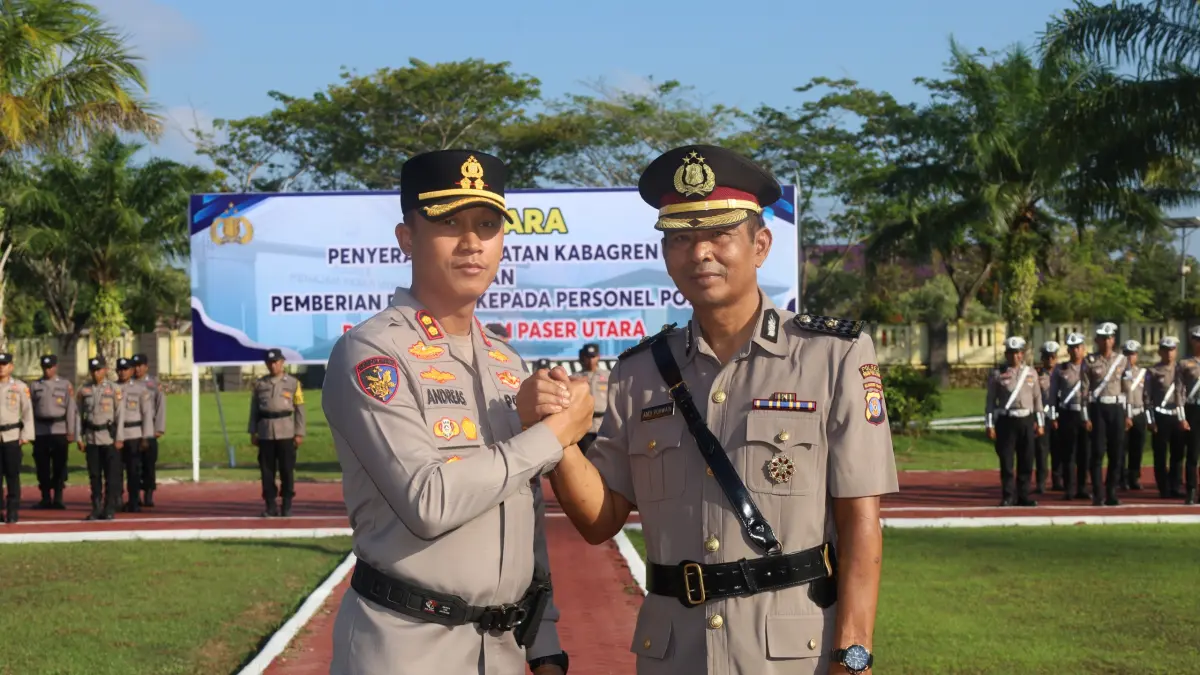 PENSIUN: Kapolres PPU, AKBP Andreas Alek Danantara (kiri) jabat komando dengan Kompol Andi Purwadi yang mengakhiri masa tugasnya sebagai anggota Polri  karena purna bakti.(Dok. Humas Polres PPU)