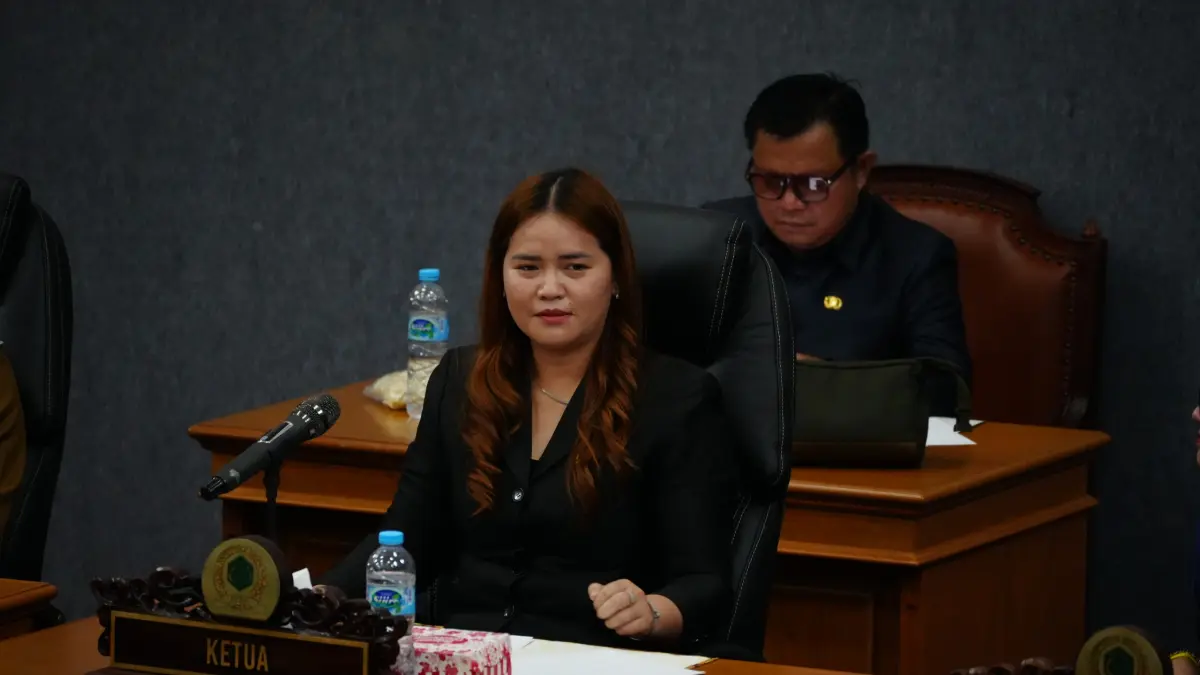 PROGRAM: Ketua DPRD Mahulu Devung Paran saat pimpin rapat paripurna di Kantor DPRD Mahulu, Senin (3/8). (JODY KRISTIANTO/KP)