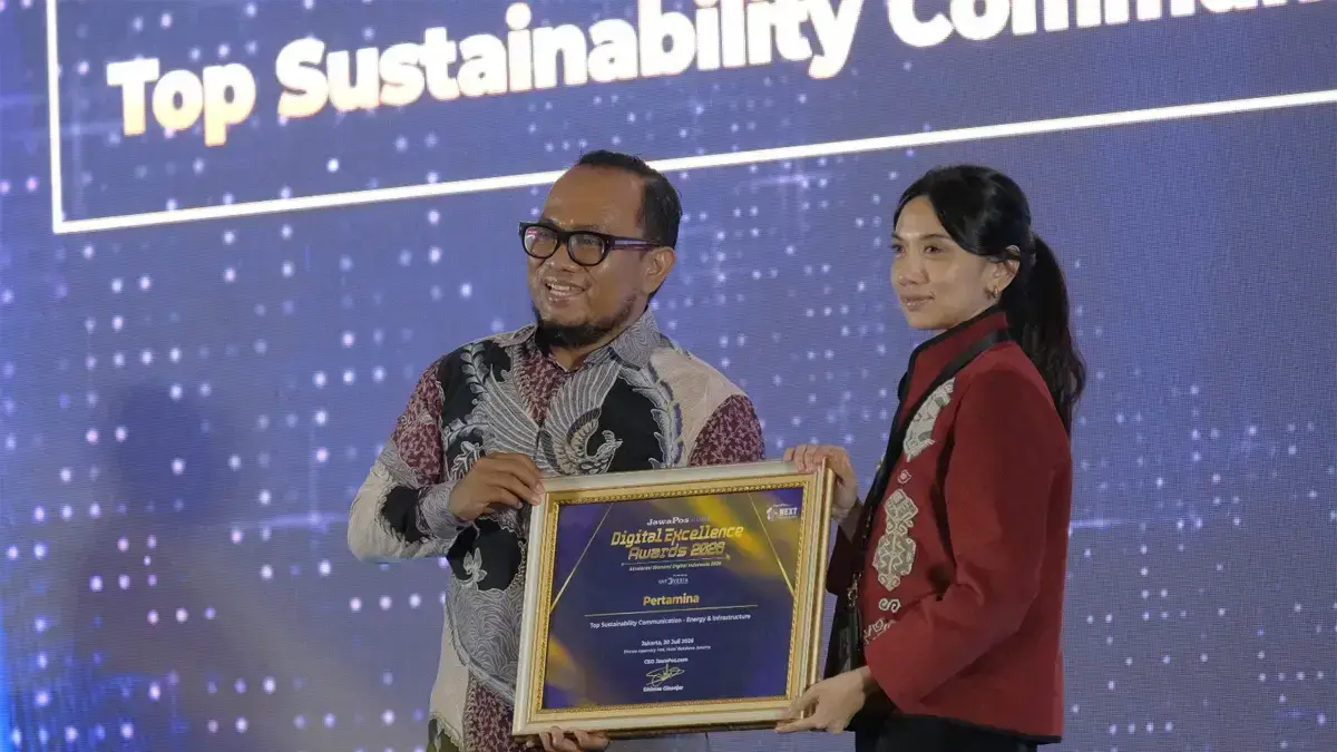 CEO JawaPos.com Dhimas Ginanjar menyerahkan penghargaan Top Sustainability Communication by Energy & Infrastructure dalam ajang Jawa Pos Digital Excellence Award 2026. kepada Sr. Officer Media Communication PT Pertamina (Persero), Intania Prionggo di Hotel Bidakara, Jakarta Selatan, Kamis (30/7). (Istimewa)