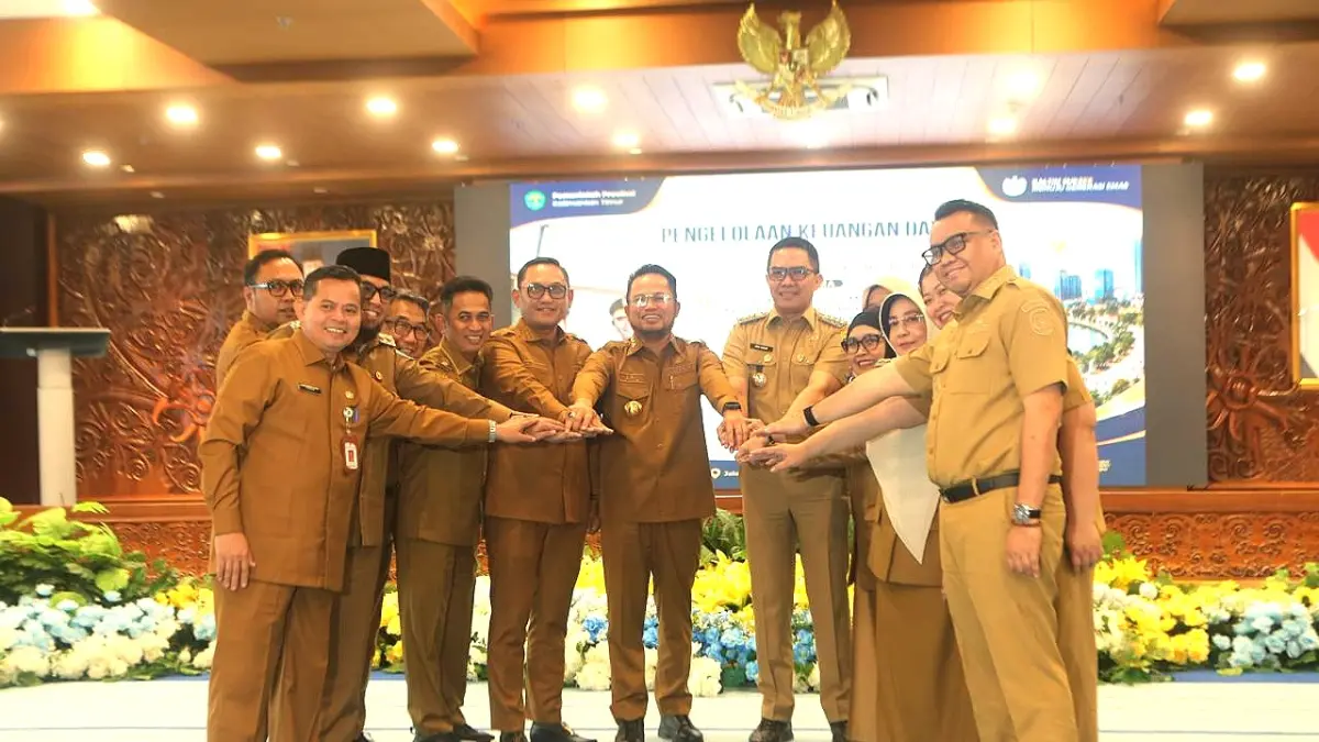 SATUKAN SIKAP: Gubernur Kaltim Rudy Mas’ud (tengah) bersama bupati dan wali kota se-Kaltim di Ruang Ruhui Rahayu, Kantor Gubernur Kaltim, Samarinda, Senin (3/8/2026).  (RAMA SITOHANG / KALTIM POST)